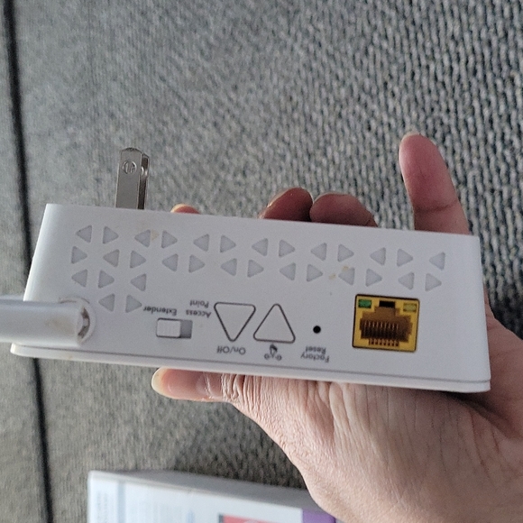 NETGEAR N600 Modem/Router and AC1200 Range Extender - Picture 6 of 9